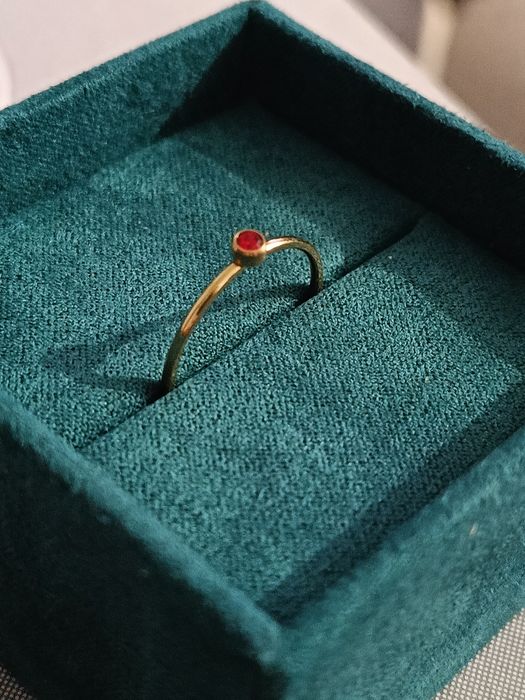 Nowy pierścionek stal chirurgiczna z czerwonym kamieniem