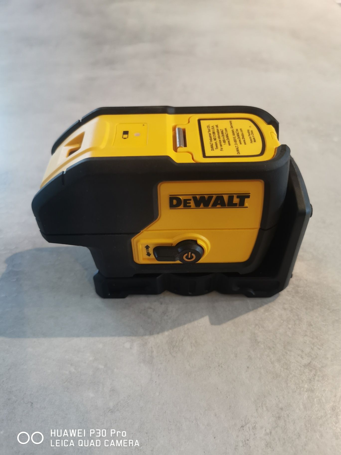 Samopoziomujący laser 3-wiązkowy DW083 DeWalt