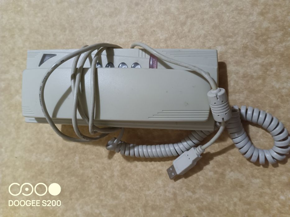 Продам п'ять стаціонарних телефонів. Один з USB