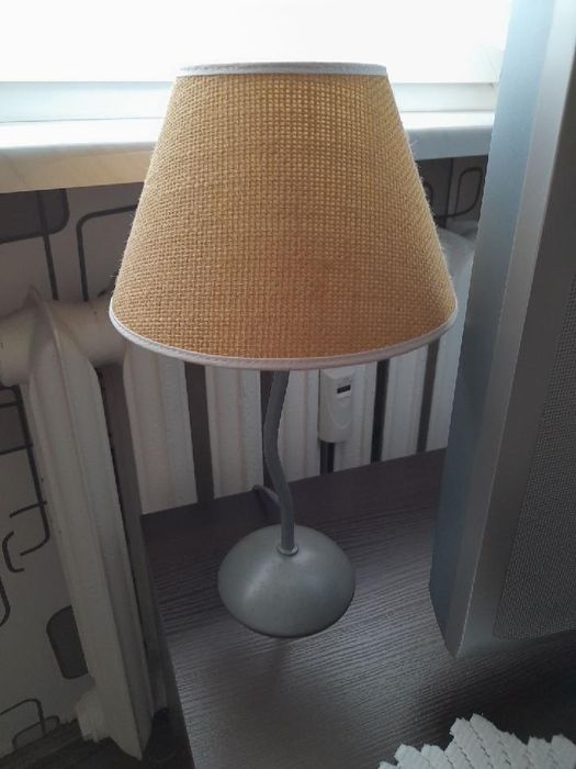 Mała lampka stolikowa
