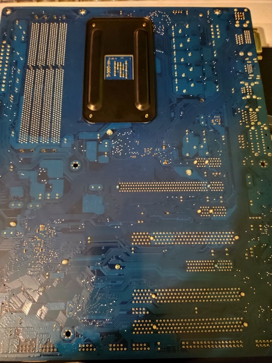 Płyta głowna gigabyte GA-880GA-UD3H +

Phenom II X2 + 2GB DDR3