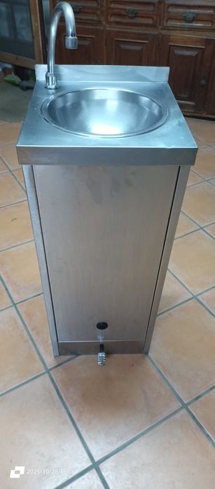 Lavatório pia em inox com pedal.