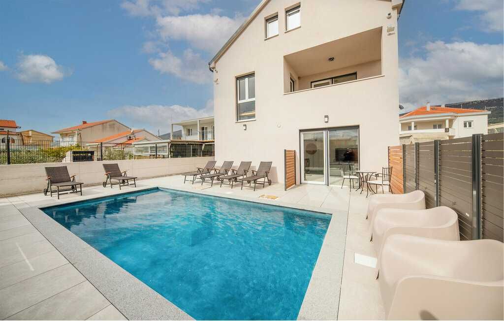 Chorwacja, wrzesień, okolice Trogir, apartament z basenem dla 5 osób