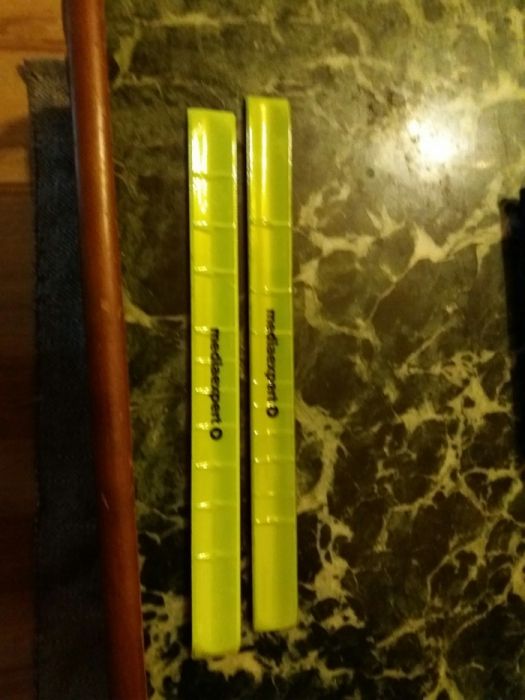 Opaski odblaskowe na rękę bądź nogę.