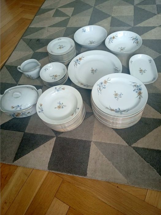 Porcelanowy serwis obiadowy WAWEL  na 12 osób.