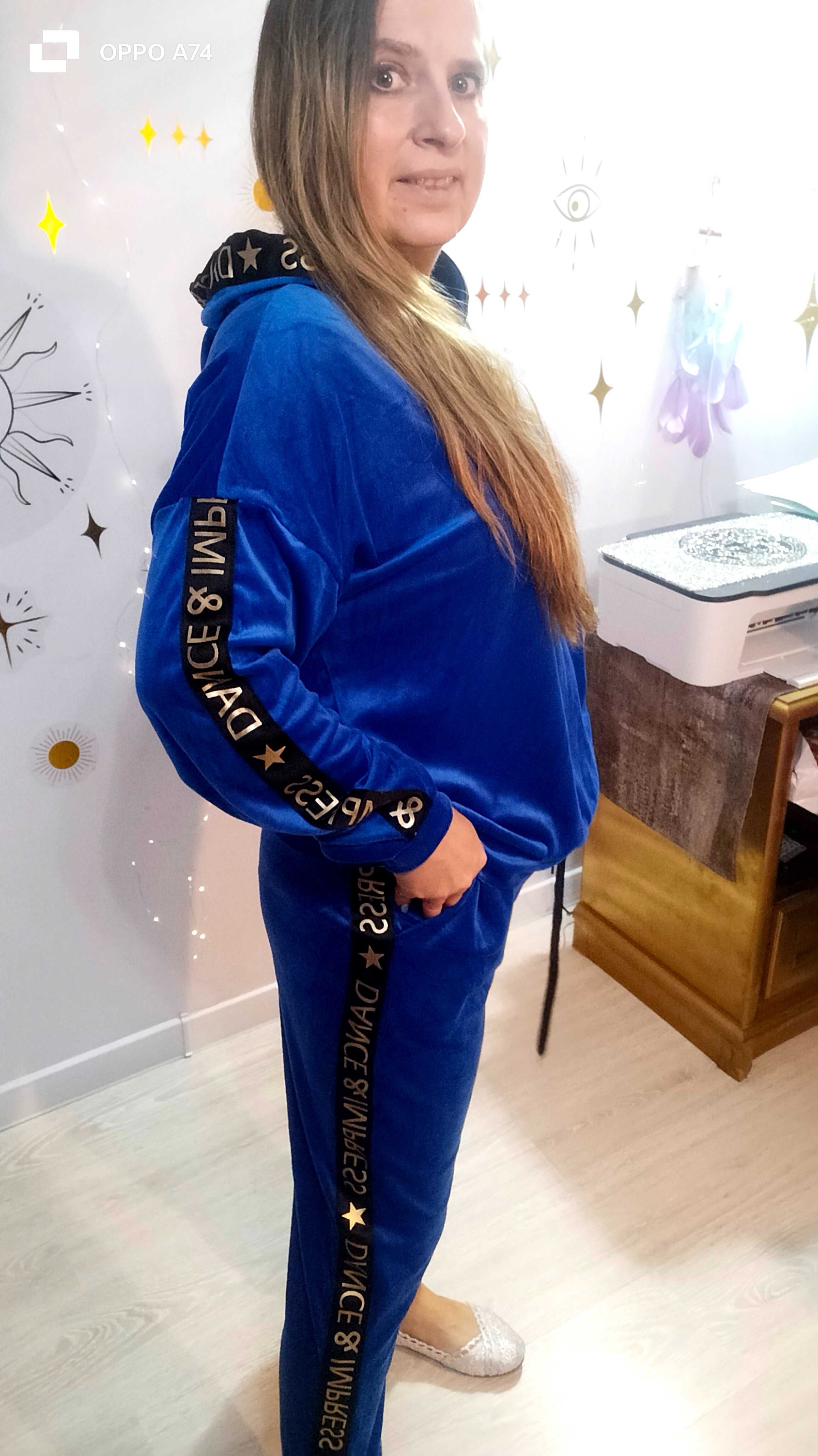 Wikiland Plus Size Dres welurowy z lampasami ze złotymi napisami