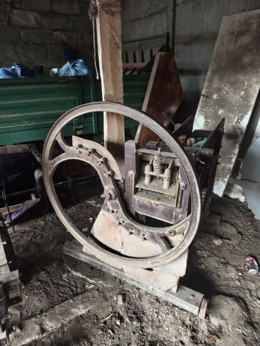Stara sieczkarnia ręczna, lodra