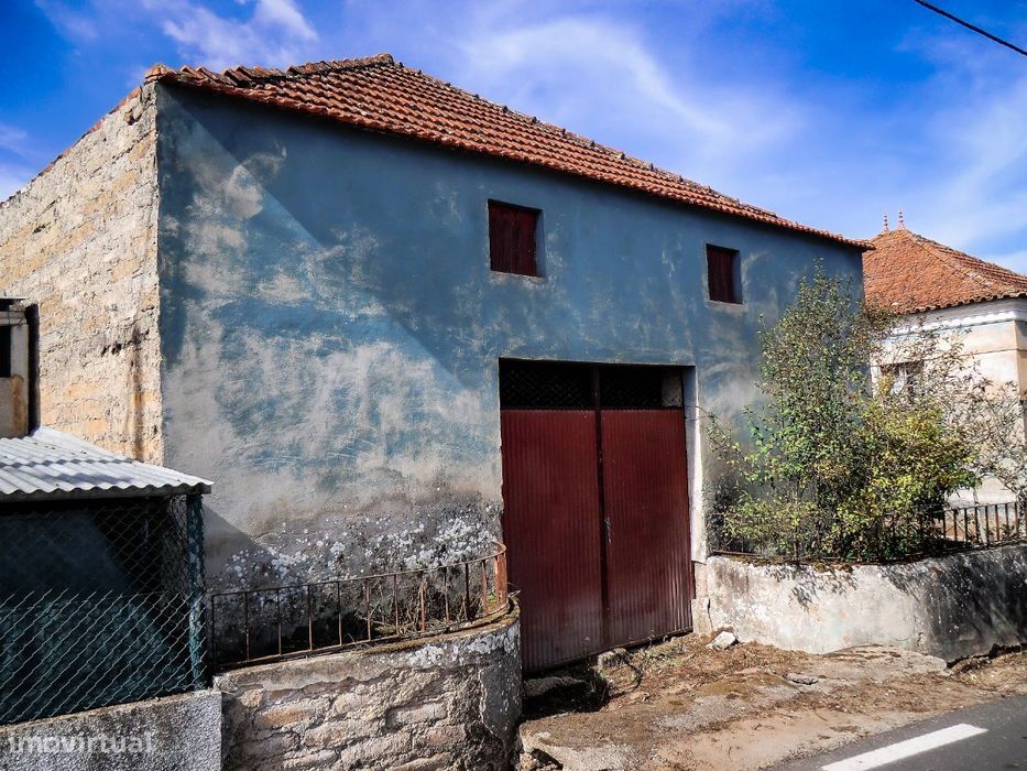 Adega ampla de rés do chão e sótão, Melada, Vilarinho do Bairro