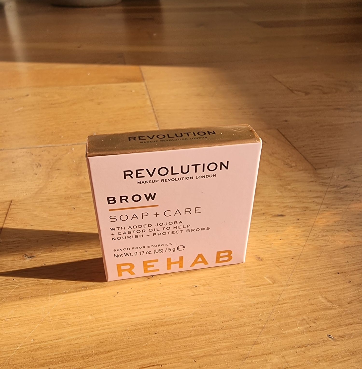 Revolution - mydełko do brwi.