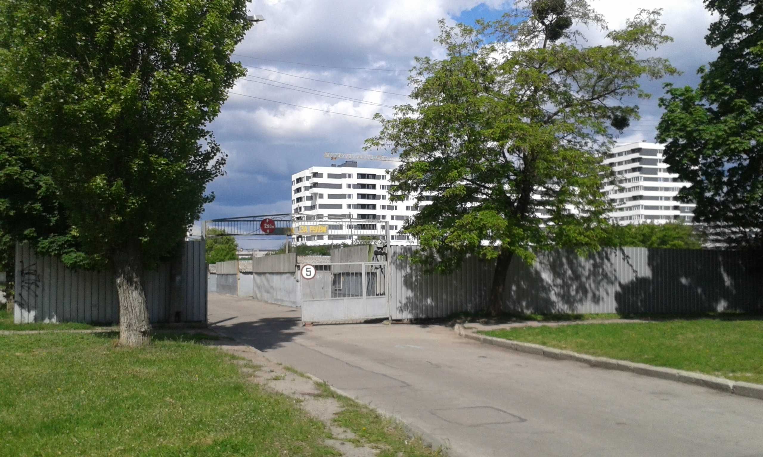 Продам гараж . Метро и Дворец Спорта рядом . Торг.