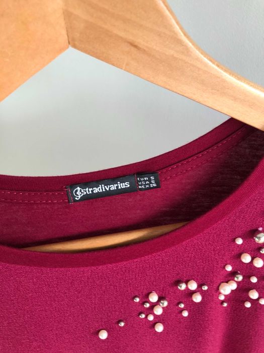 Blusa em bordeau com pérolas, da Stradivarius, Tamanho S