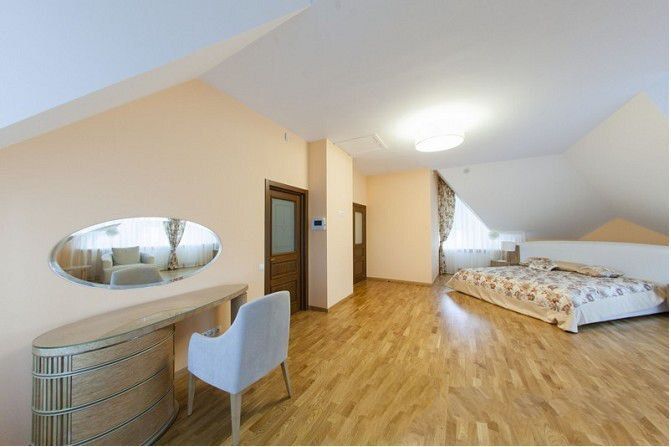 Дом в коттеджном городке с выходом на воду, Козин, Дамба