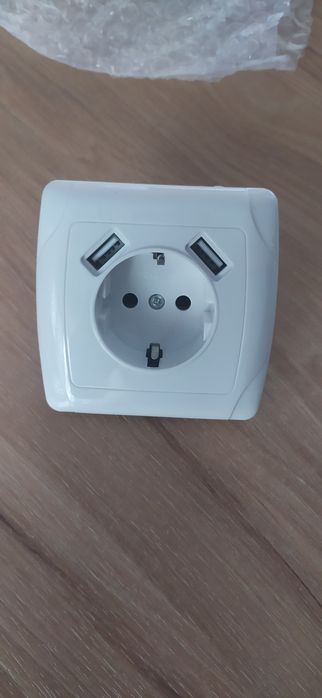 Розетка з двома  usb виходами зарядки