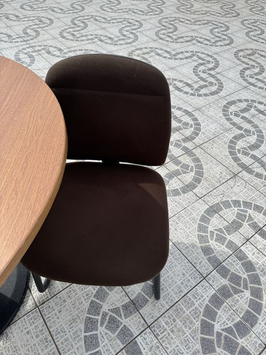 Mesa redonda com 2 cadeiras