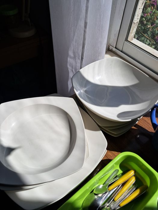 Vários itens de cozinha. (Pratos. Talheres. Copos. Canecas.....