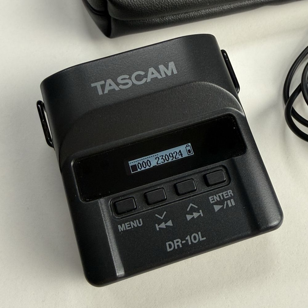 Рекордер Tascam DR-10l с петличным микрофоном