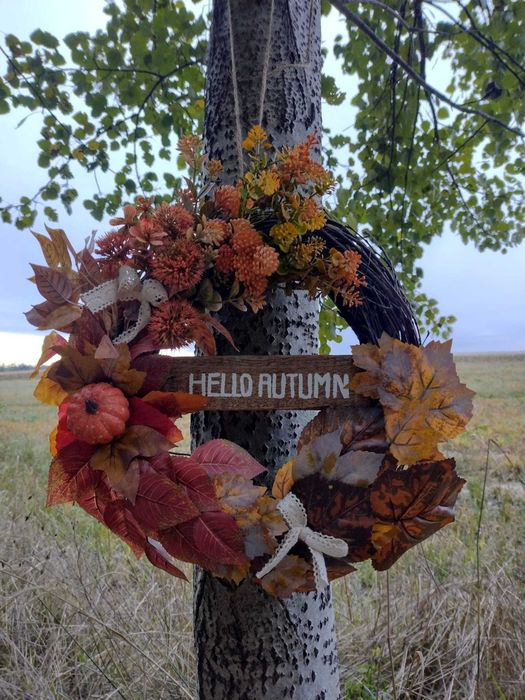 Wianek jesienny na drzwi, rustykalny, z napisem "Hello Autumn"