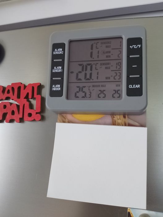 Термометр на холодильник сірого кольору