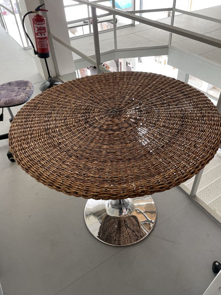 Mesa em folha de bananeira