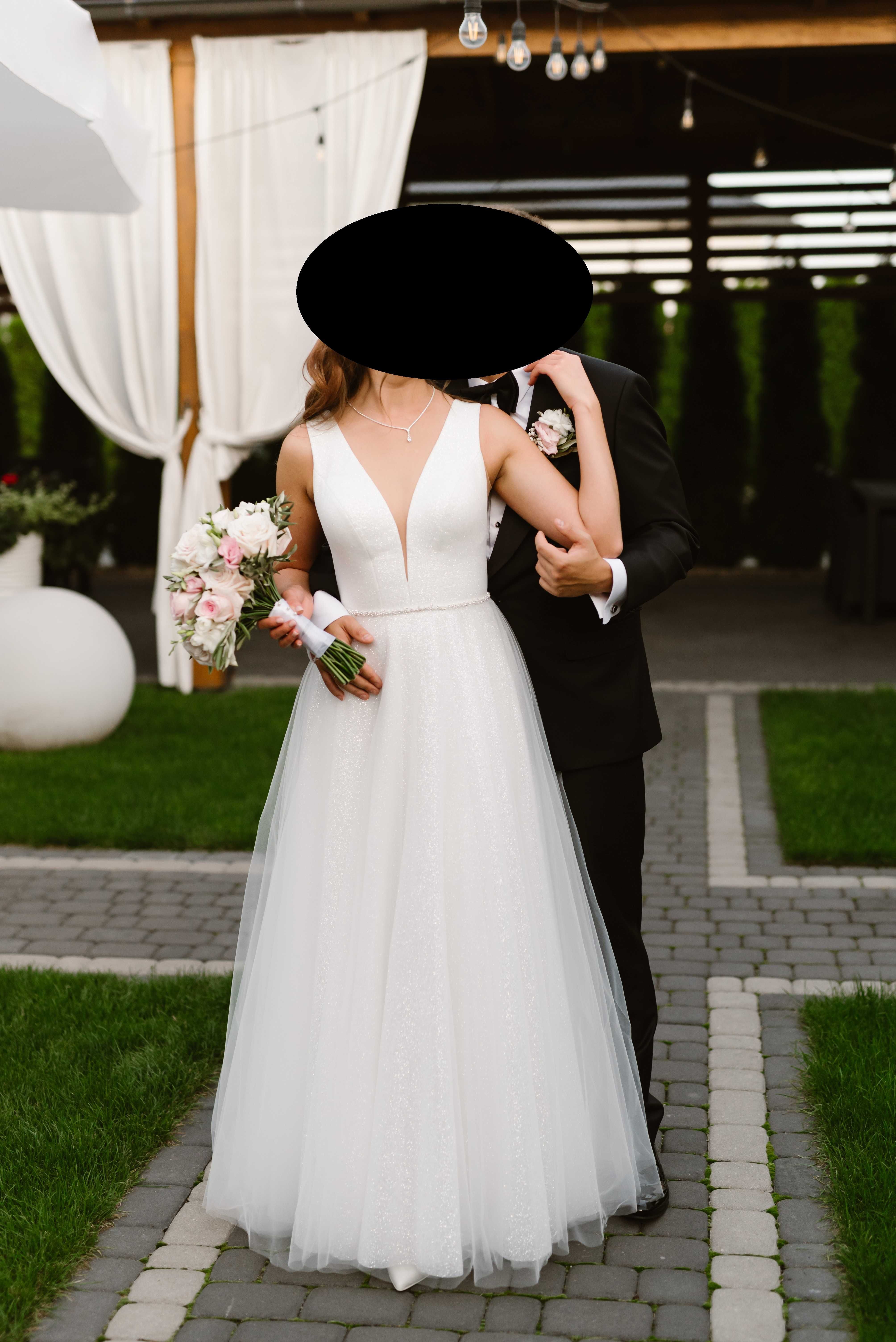 Suknia ślubna brokatowa