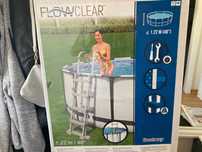 Escada de piscina nova.