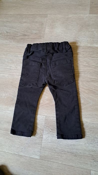 80. Klasyczne czarne spodnie