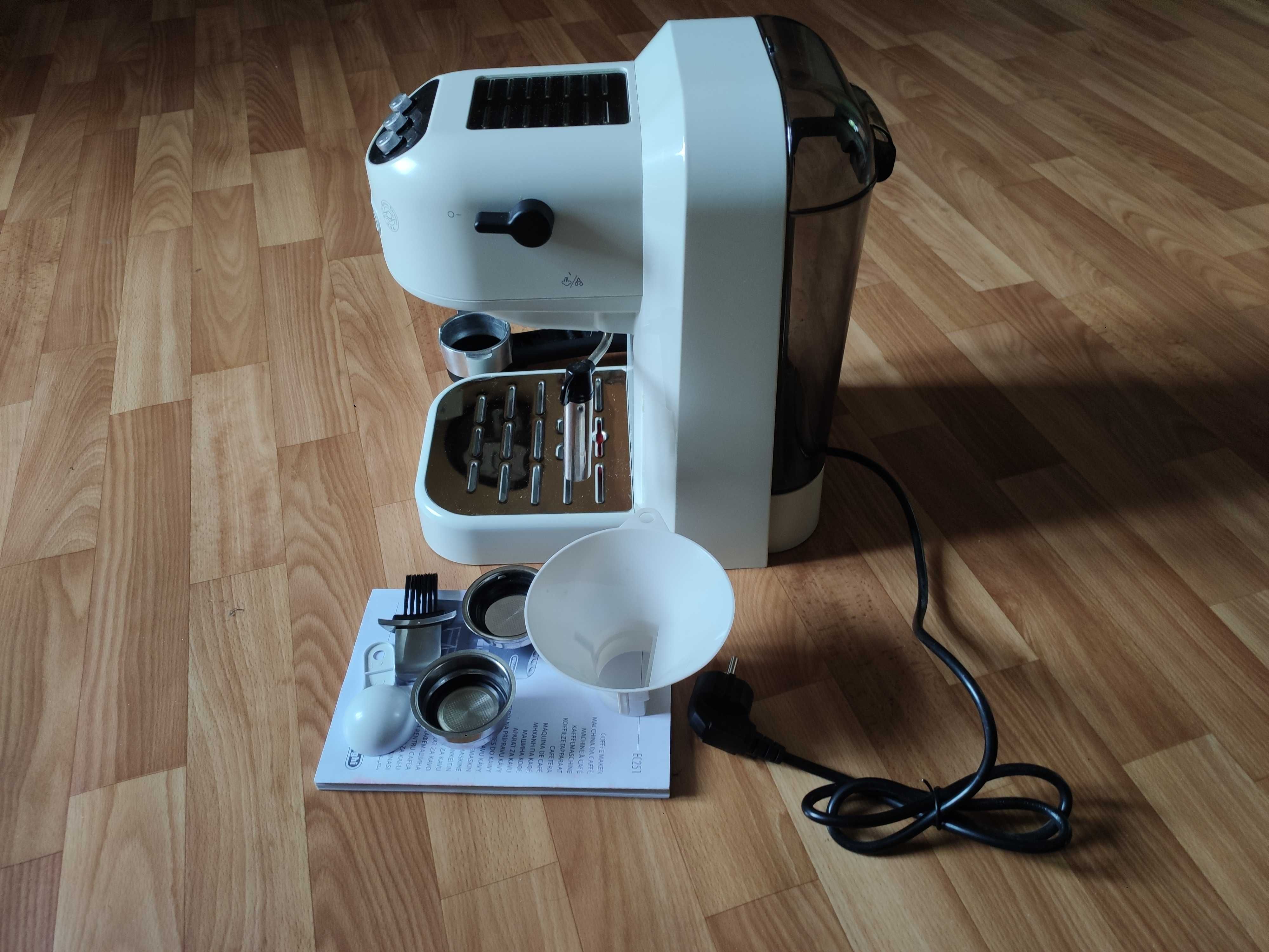 Рожковая кофеварка DeLonghi EC 251 W