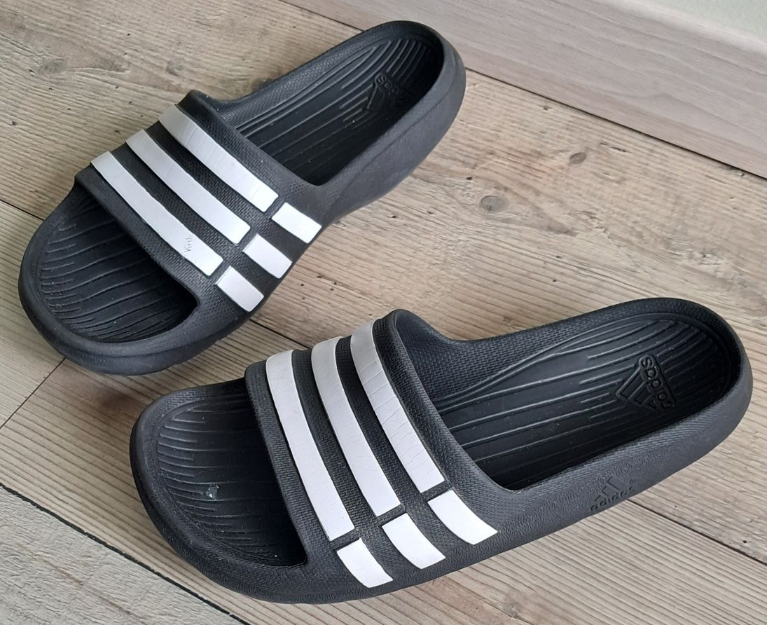 Шльопанці Adidas ( р.34/ K3)