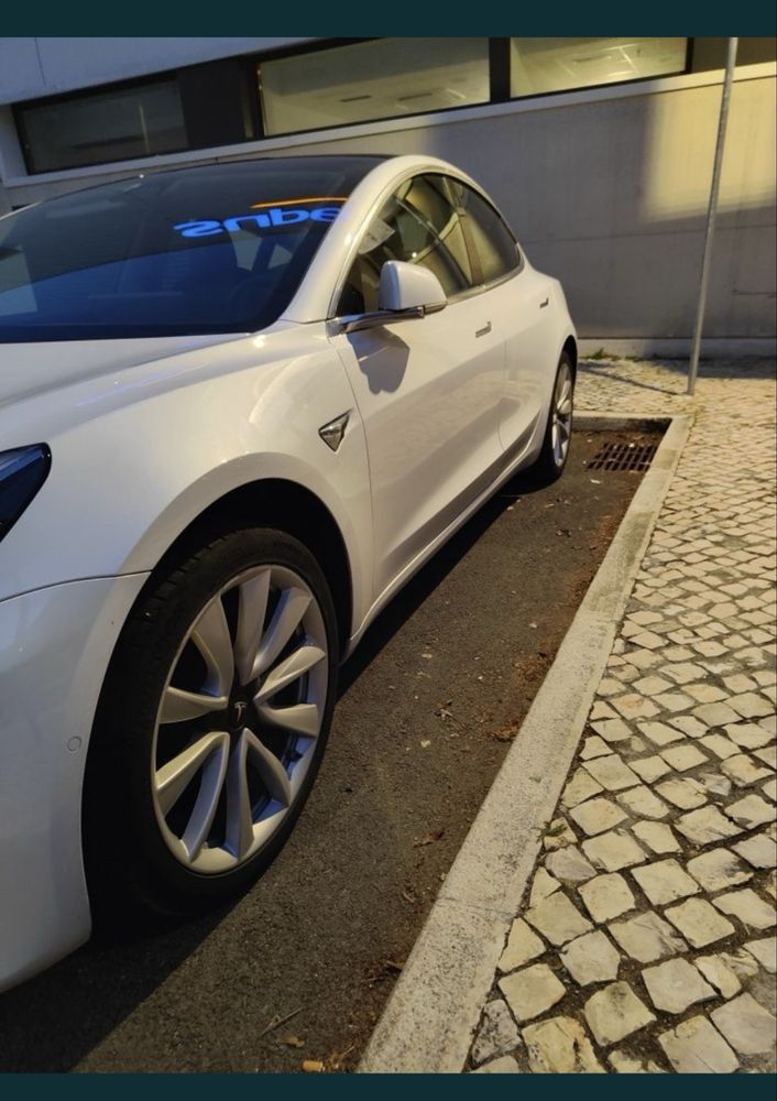 Tesla model 3 - lisboa