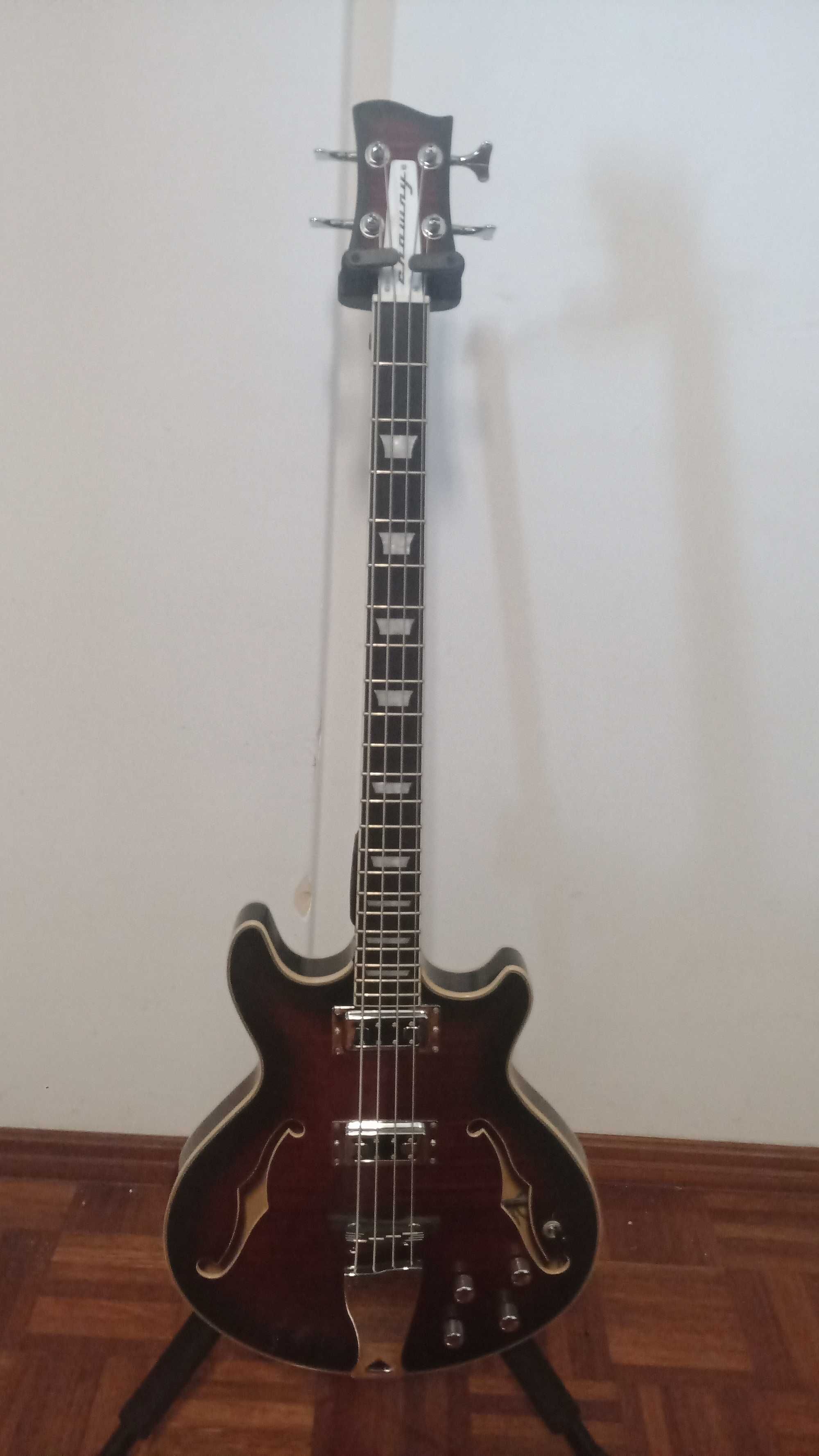 Baixo eléctrico semi-hollow