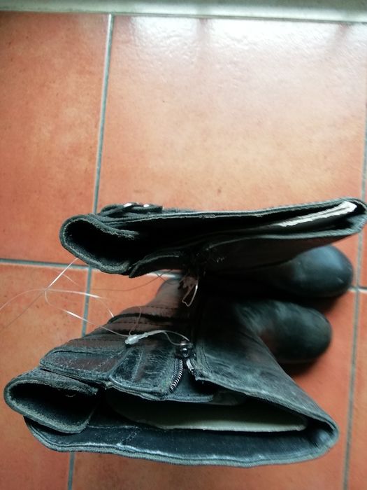 Botas novas em pele para criança, tamanho 29 e 30.