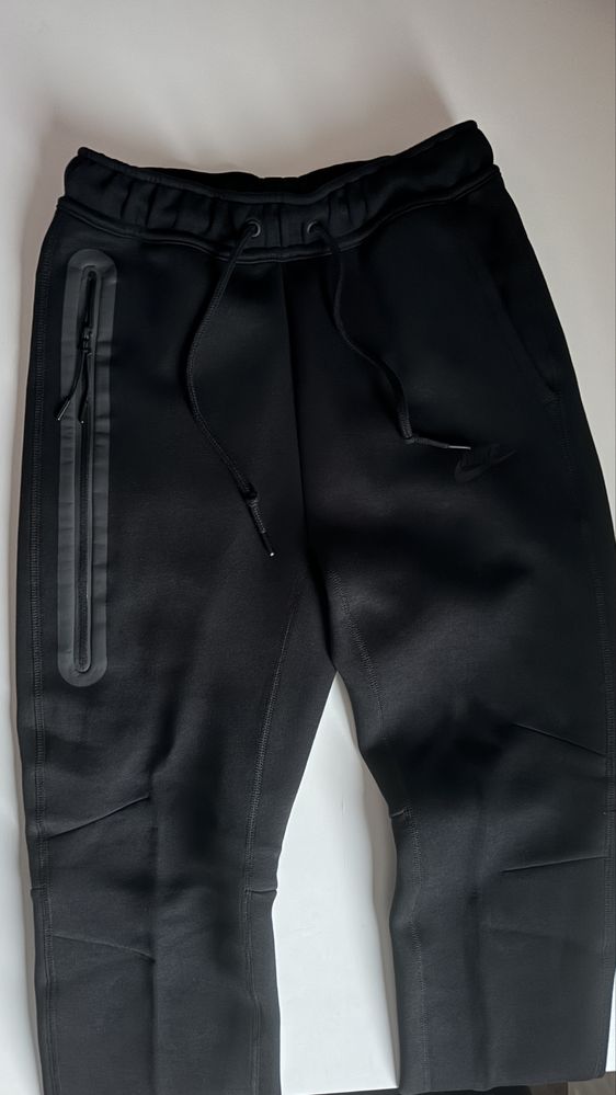 Nowe, czarne spodnie dresowe Nike Tech Fleece w rozmiarze XS joggers