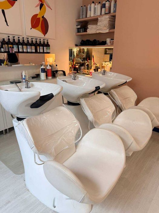 Pias para lavar o cabelo em um salão de beleza.