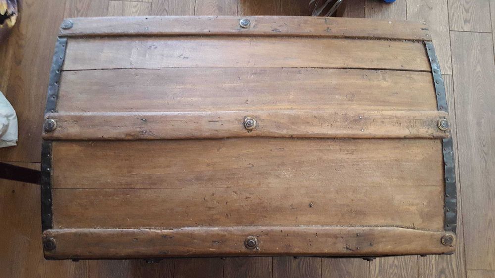 Kufer z półokrągłym wiekiem i okuciami