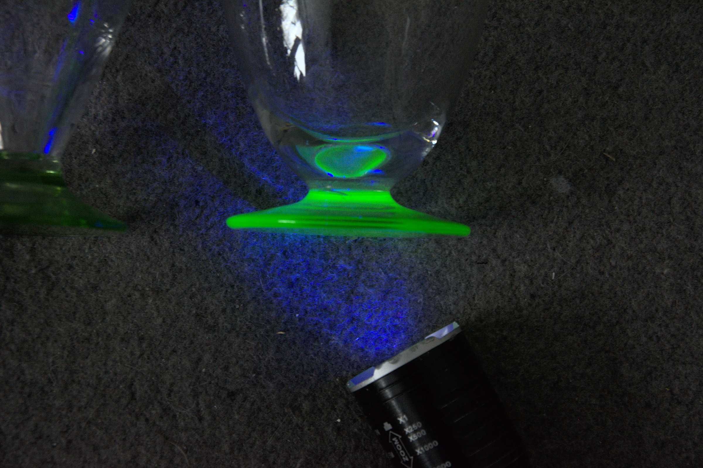 stare kieliszki szkło uranowe świeci w UV