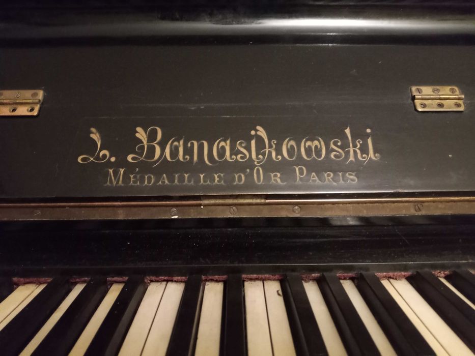 przedwojenne czarne, zabytkowe pianino Banasikowski