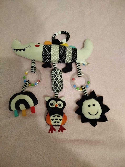 Іграшка на коляску з пищалками і тарахтушками.