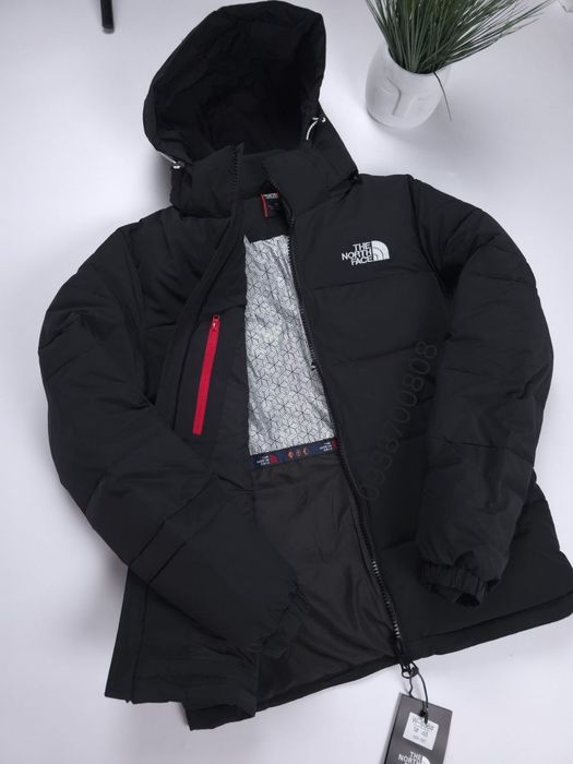 Чоловіча зимова куртка TNF тепла чорного кольору.