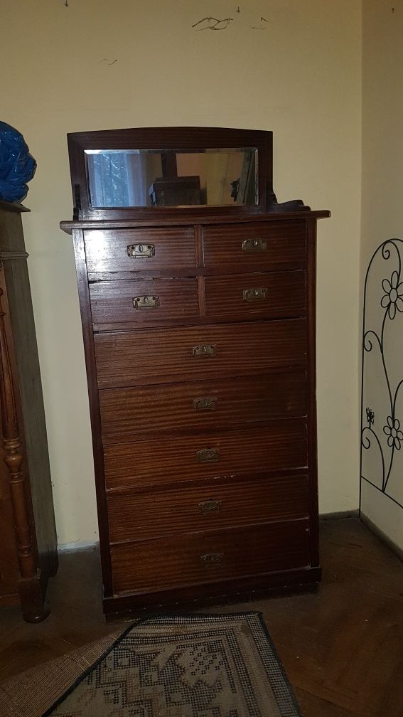 Stara stylowa szafka z szufladami i lustrem