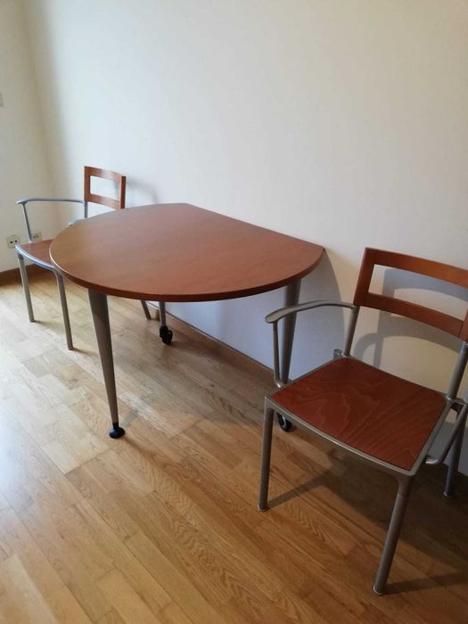 Mesa em madeira  com  3 cadeiras