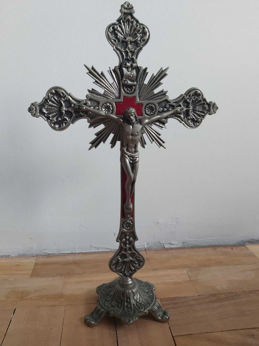 Três(3) Estátuas Crucifixo de metal. Peças muito antigas.