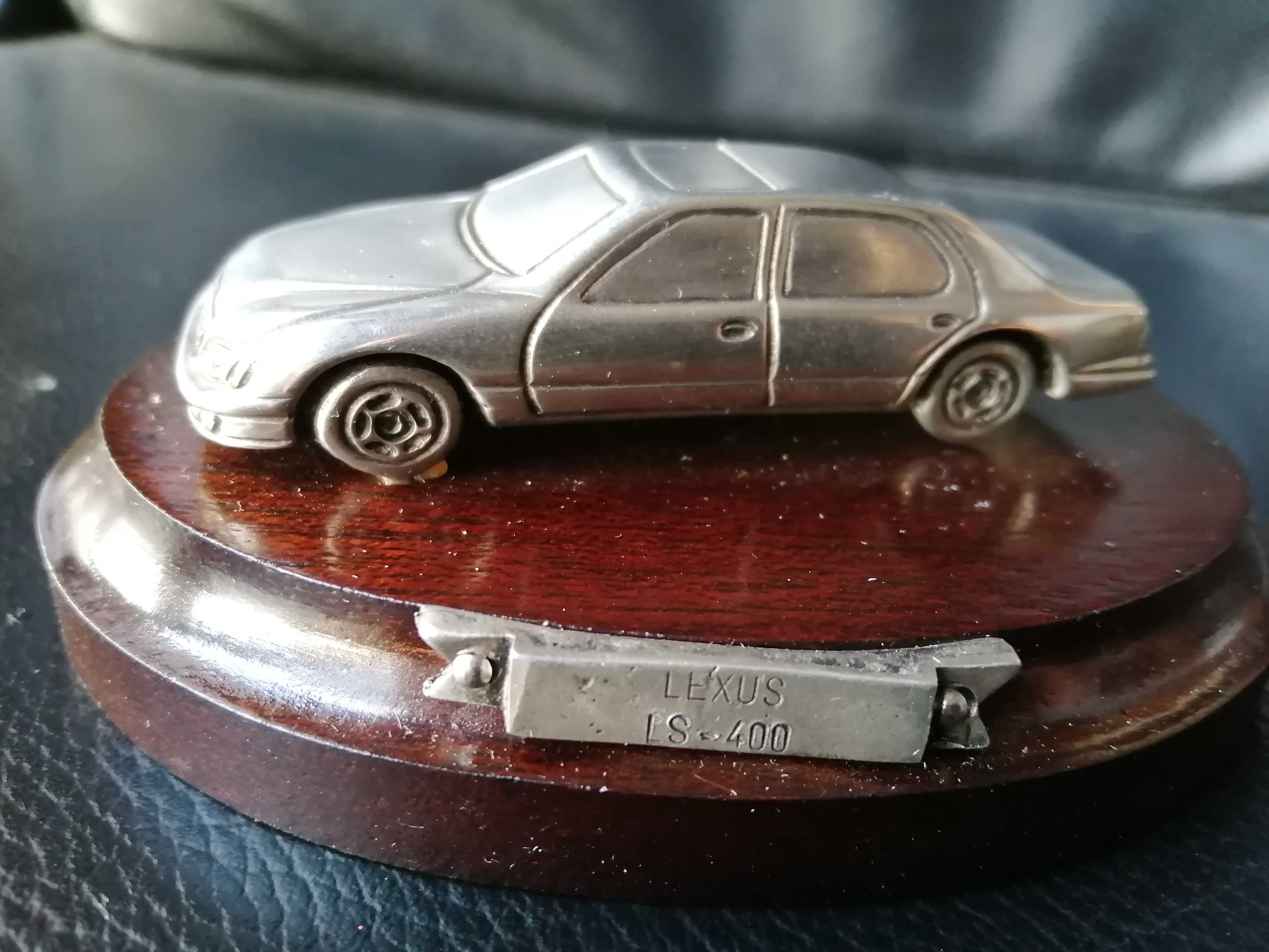 Miniatura Lexus em estanho