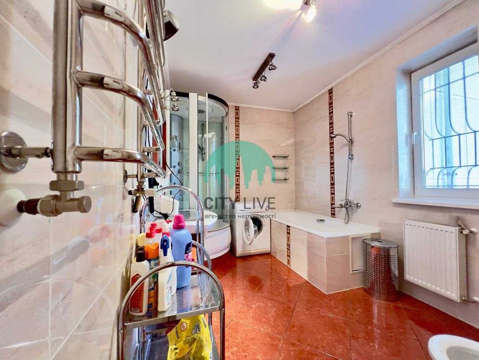 Продаж 3-кім квартири великої площі в Центрі міста (К)