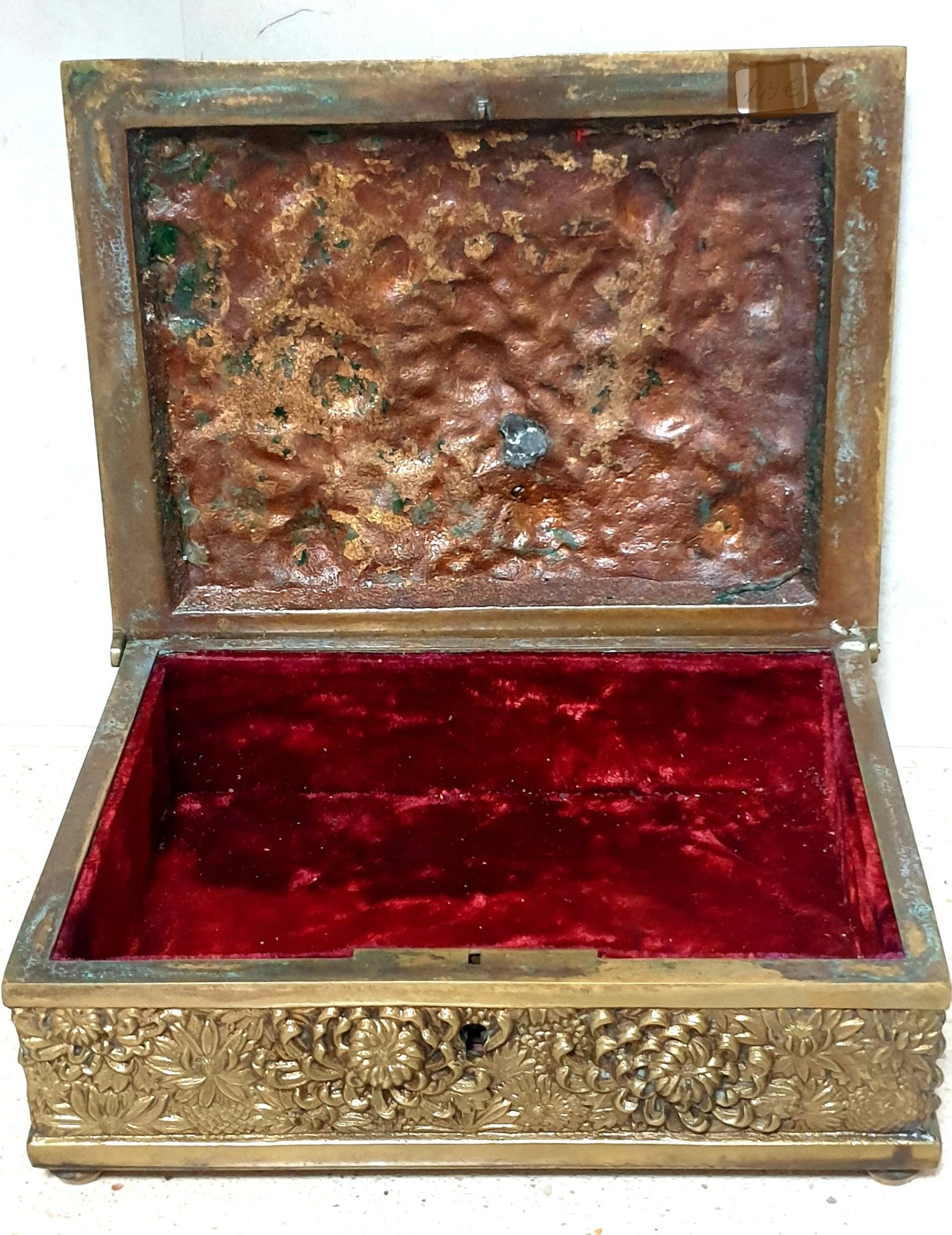 Fantástico antigo guarda joias Arte Nova com motivos florais em bronze