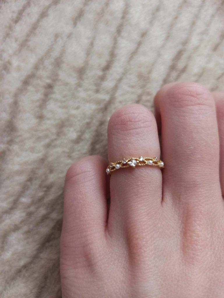 Śliczny pierścionek cyrkonie i perełki pierścionek kolor złoty