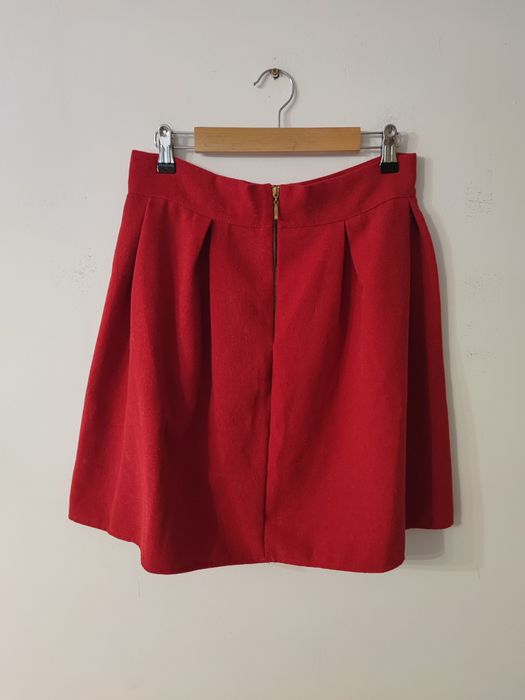 Czerwona mini spódniczka