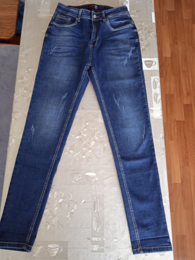 Продам джинсы новые женские