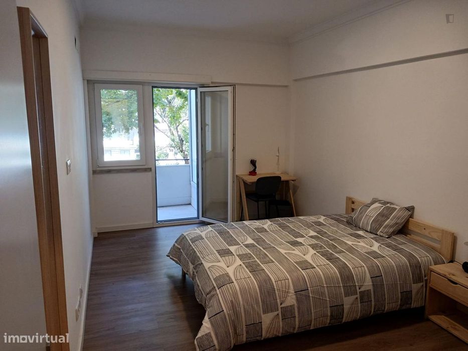 564531 - Quarto individual com cama de casal e...