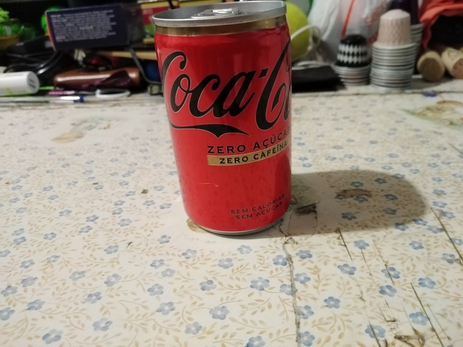 Vendo lata da coca cola bom estado