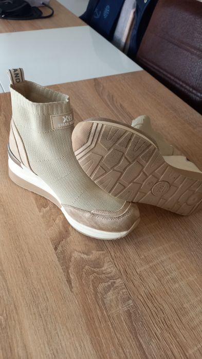 Botins de senhora marca XTI  bom estado como se vê nas fotos n° 36